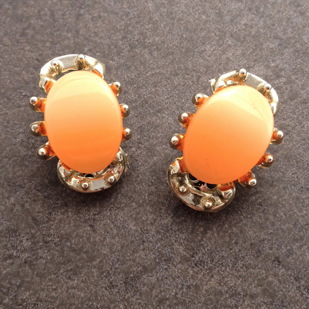 Vintage 50's Peach Thermoset Fashion Earrings